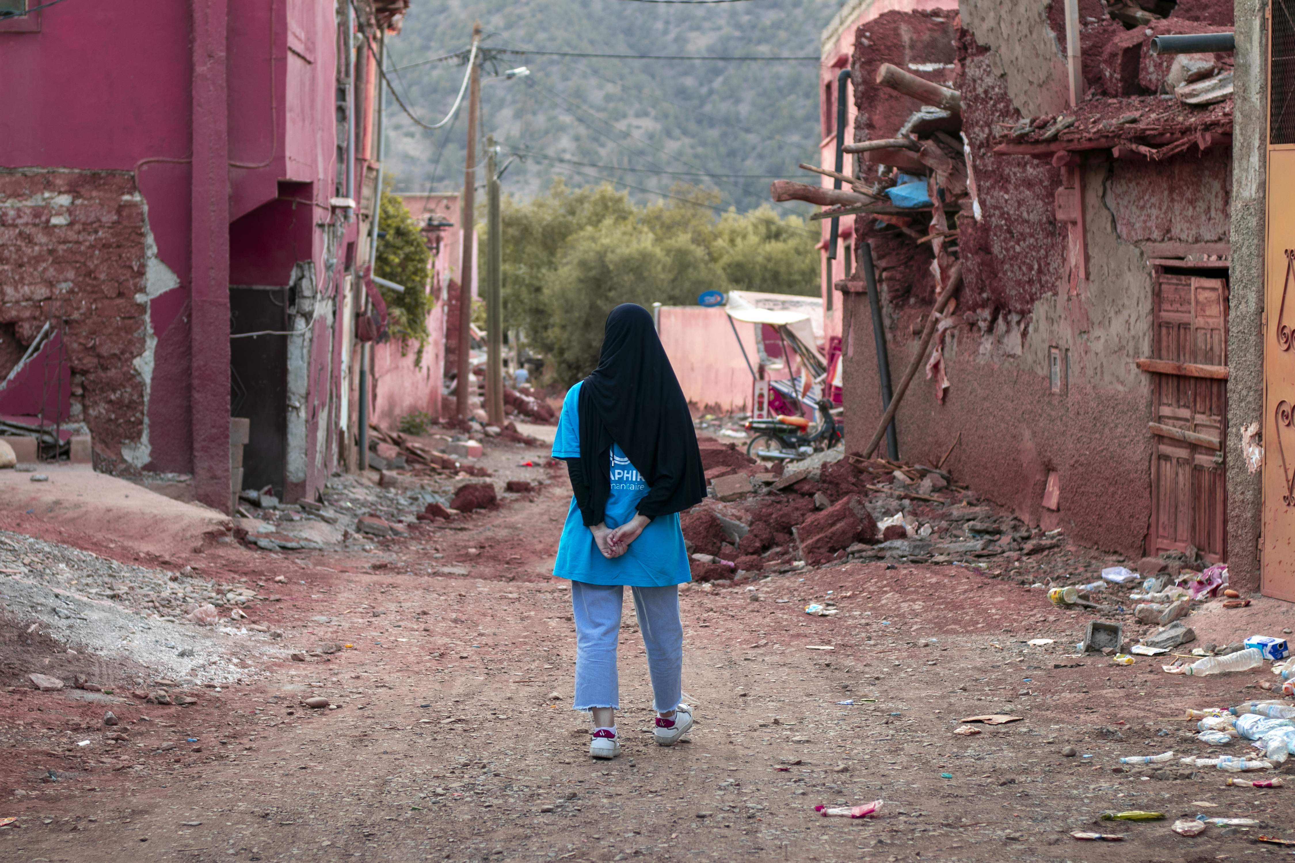 Image d'une bénévole de Saphir Humanitaire sur place pour venir en aide a la population qui a était frapper par un séisme dans le nord du Maroc