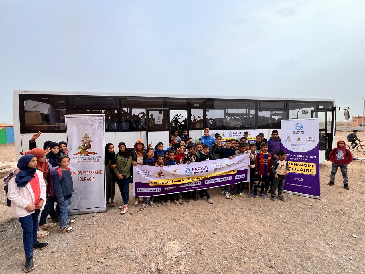 Photo de groupe avec Saphir Humanitaire et l'association partenaire locale ainsi que les bénéficiaires du projet.
