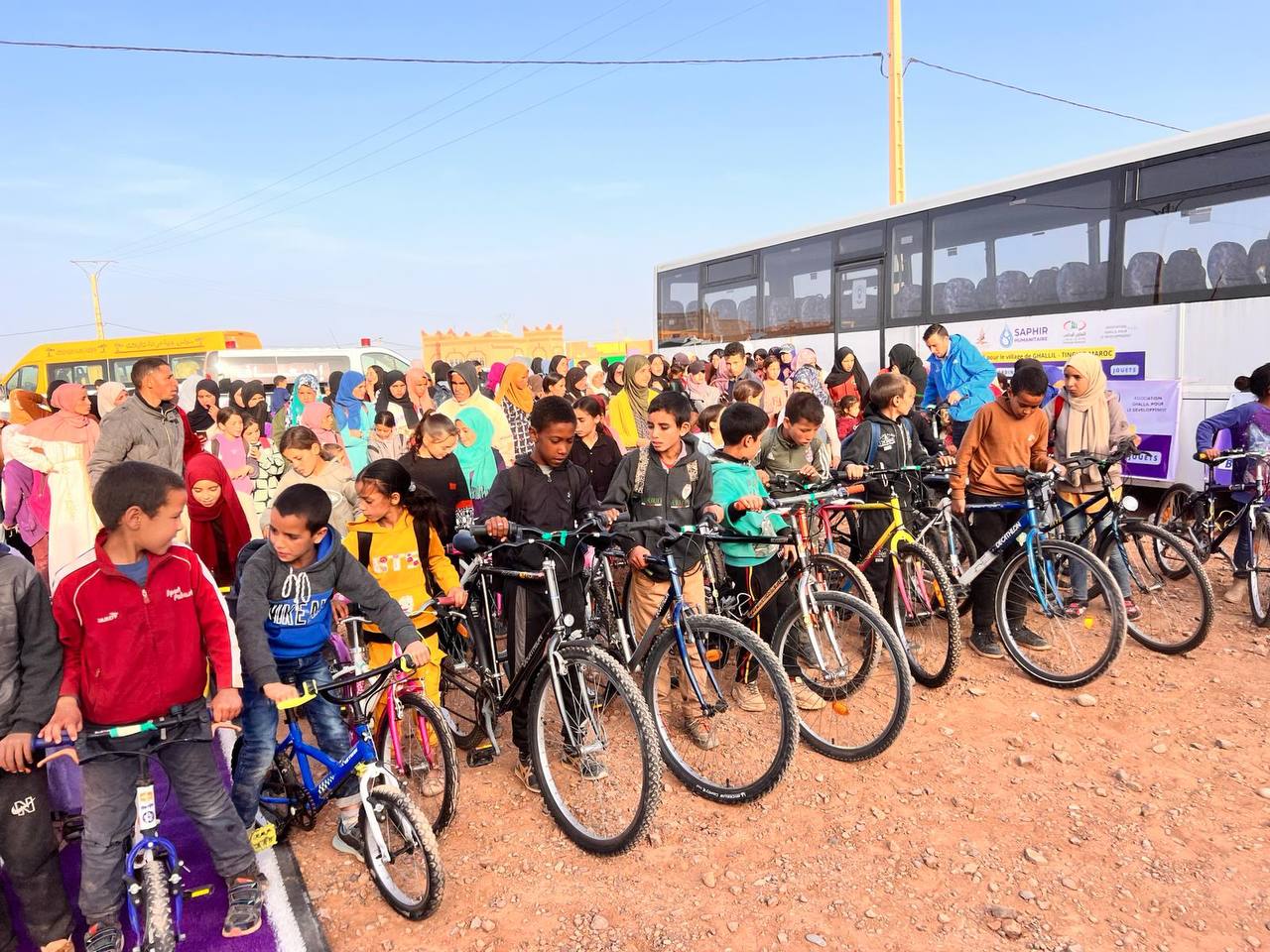 ngo-illustration-Artboard 5 Saphir sur le chemin de l'école