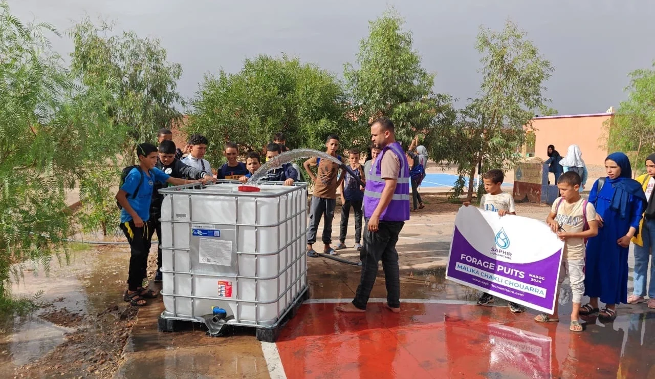 Forage collège Taghzout N’ait Atta à Ghalil Image d'une bénévole de Saphir Humanitaire sur place pour venir en aide a la population qui a était frapper par un séisme dans le nord du Maroc